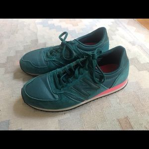 New balance sneaks in turquoise and pink